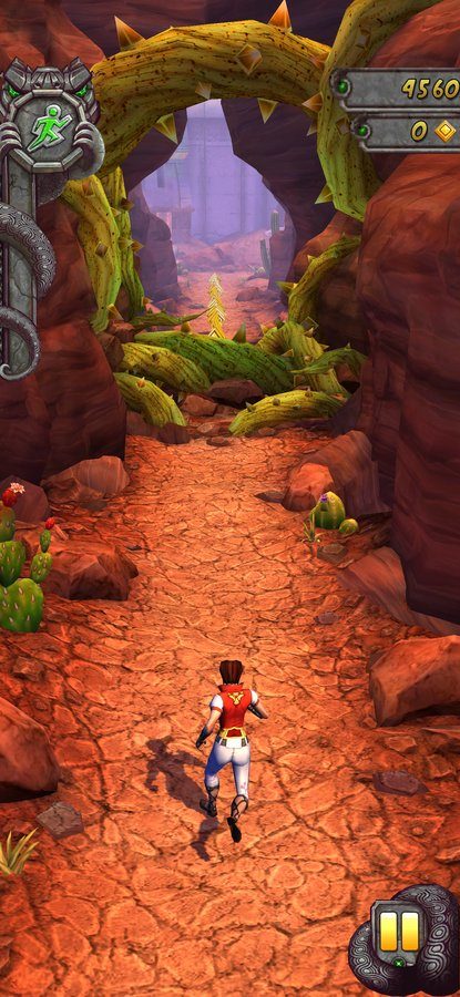 Temple Run 2 gameplay running through a red canyon path